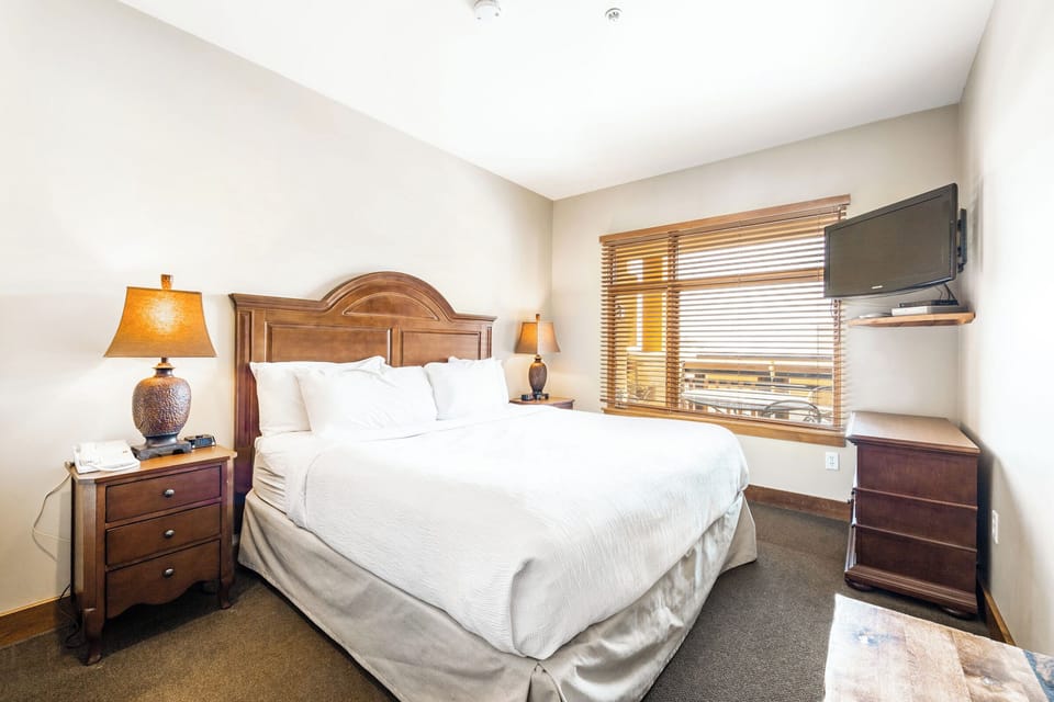 Bedroom with 1 King Bed