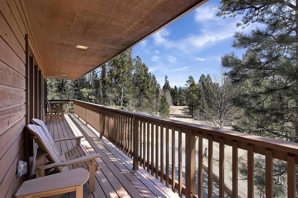 Front deck that overlooks driveway