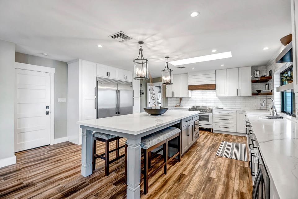 Large Island Perfect for Entertaining!