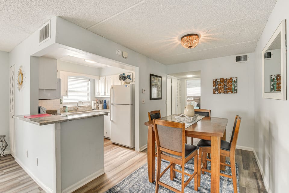 Dining Area & Kitchen