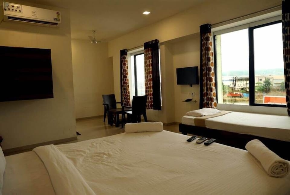 Deluxe Room | Desk, free WiFi