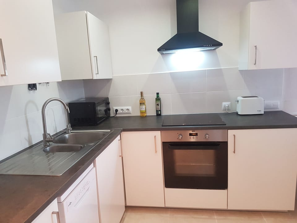 Oven, hob & extractor fan
