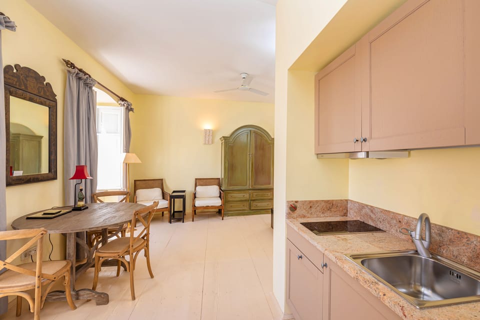 Studio | Living area | 101-cm LCD TV with cable channels, TV