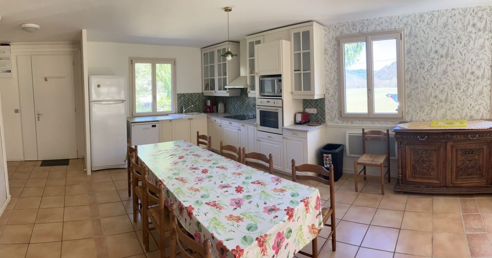City Cottage, Ensuite, Mountain View | Shared kitchen | Highchair