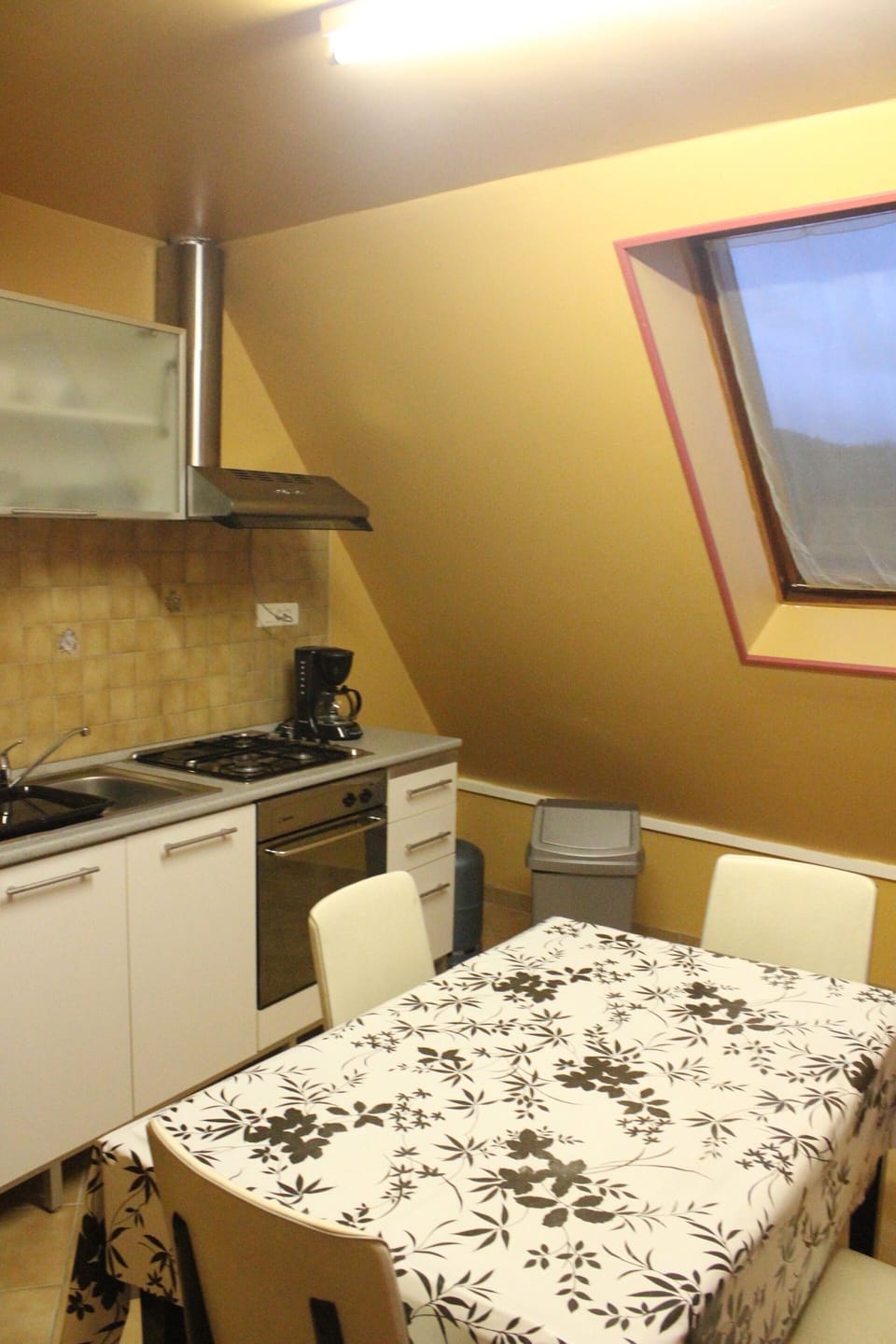 Cottage, Mountain View | Private kitchen | Highchair