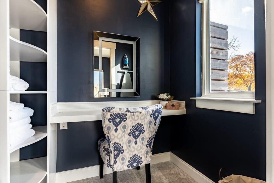  Stylish desk nook bathed in natural light, perfect for creativity and focus!
