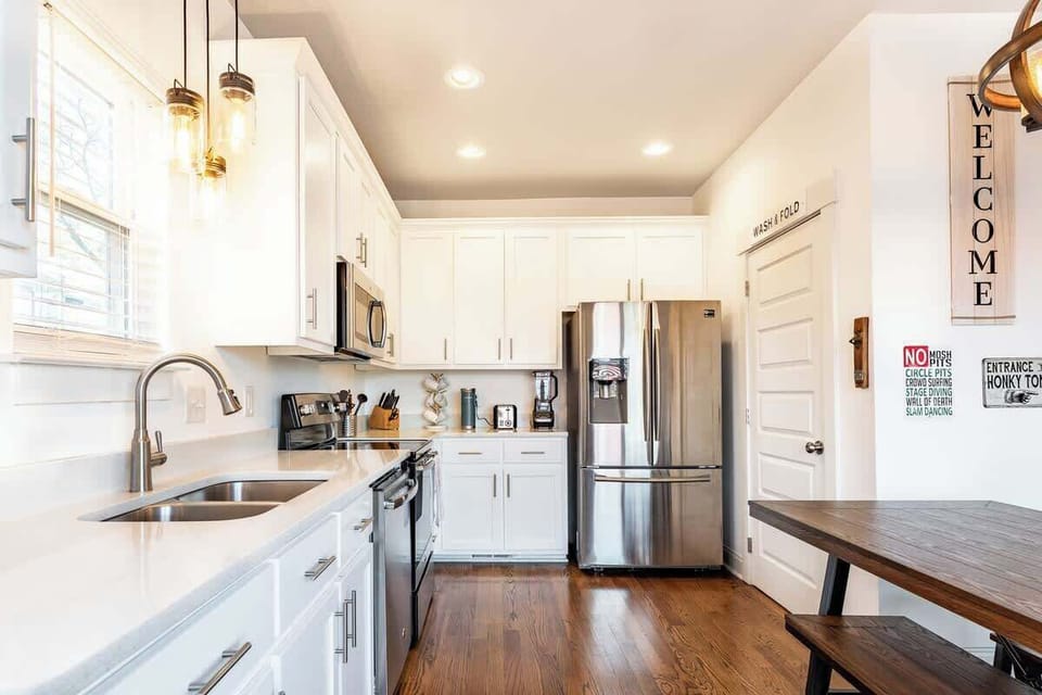  Bright and modern, perfect for culinary adventures in the heart of Nashville!