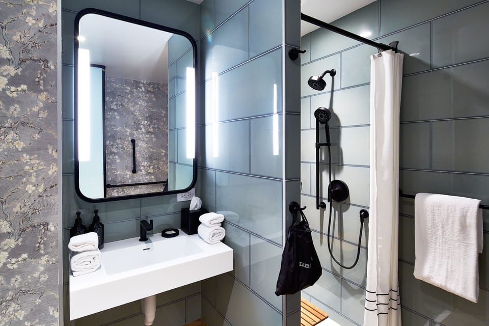 Standard Room, 1 King Bed, Transfer Shower, Non Smoking (Transfer Shower) | Bathroom | Shower, rainfall showerhead, towels