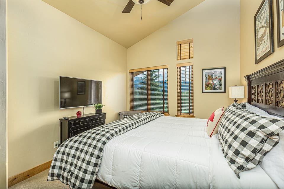 Bedroom with Queen bed, tv, ceiling fan