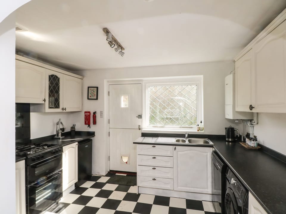 Cottage | Private kitchen | Fridge, microwave, dishwasher, electric kettle