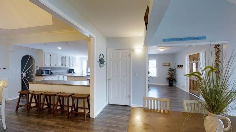 2nd floor foyer and dining area