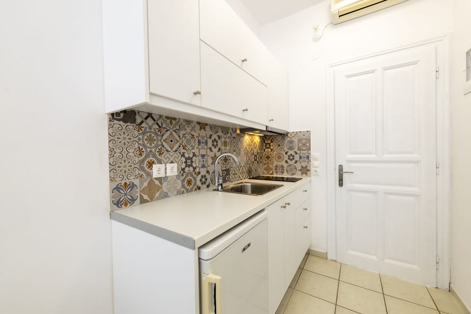Mini-fridge, stovetop, coffee/tea maker, electric kettle