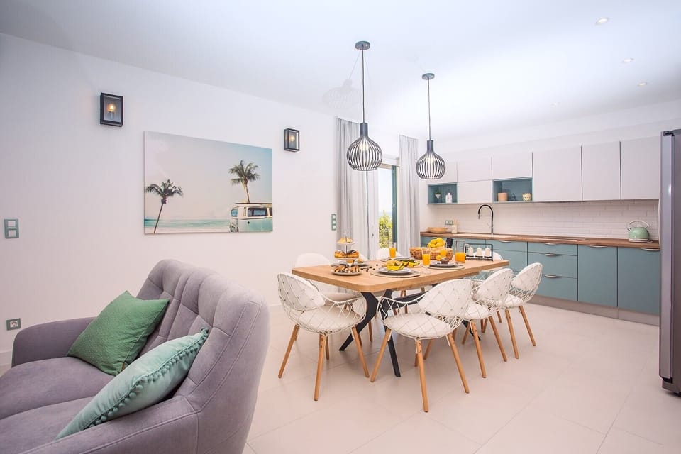 Fully equipped kitchen and dining area, exit to the outdoor dining area