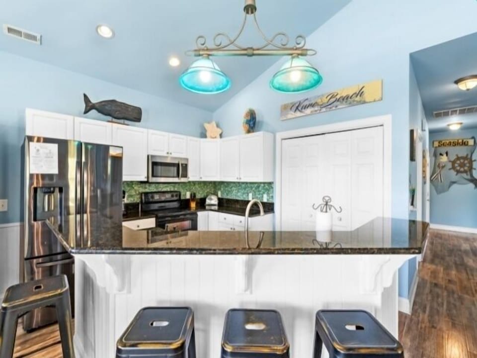 House, 5 Bedrooms | Private kitchen | Fridge, oven, coffee/tea maker