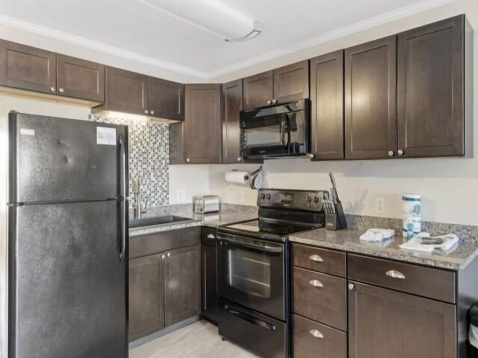 Condo, 1 Bedroom | Private kitchen | Fridge, microwave, oven, coffee/tea maker