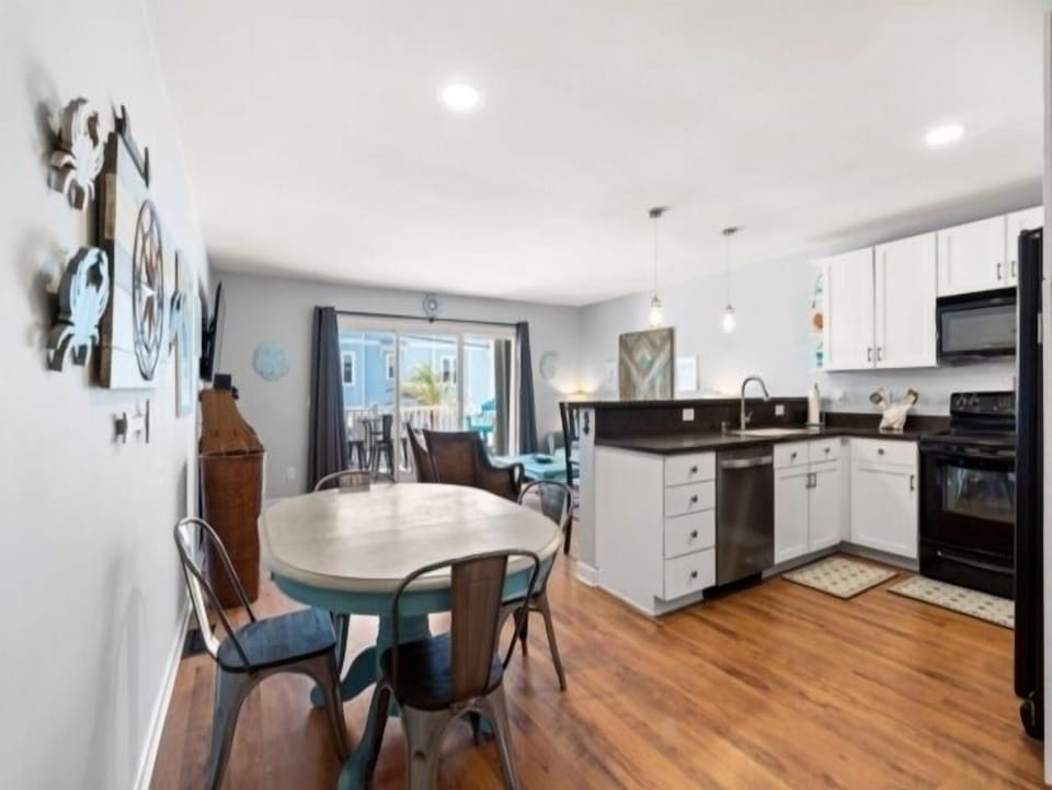 Condo, 2 Bedrooms | Private kitchen | Fridge, microwave, oven, coffee/tea maker