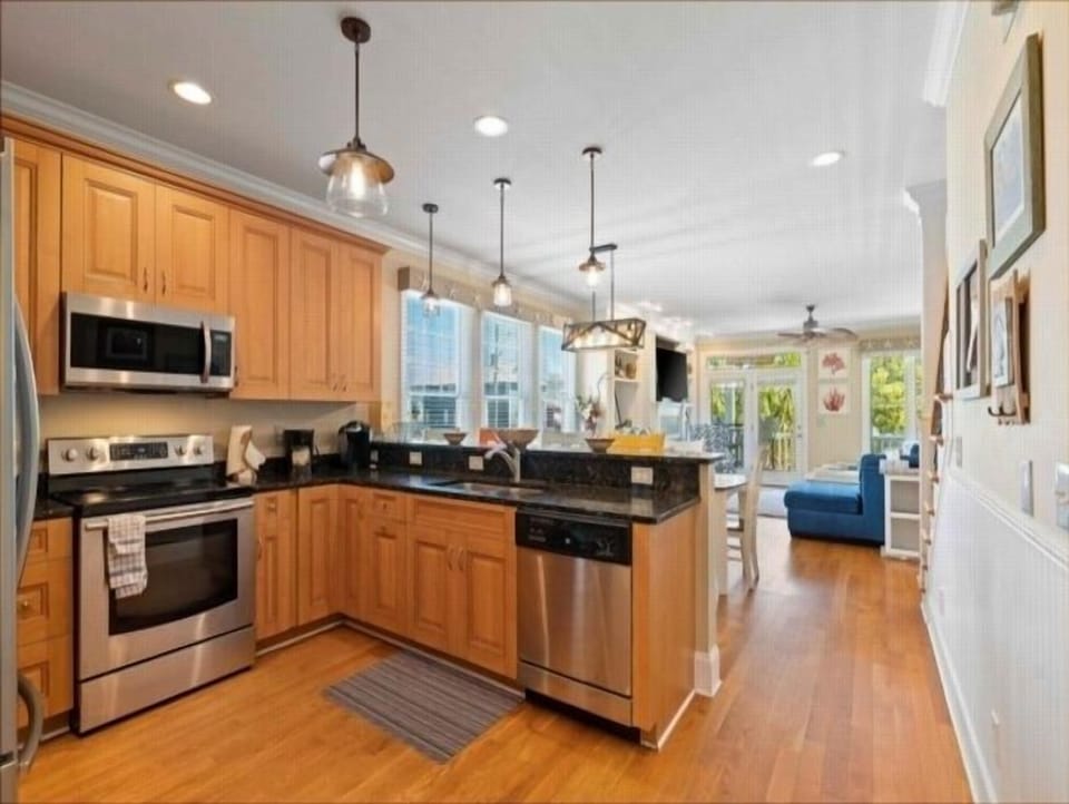 Townhome, 5 Bedrooms | Private kitchen | Fridge, oven, coffee/tea maker, toaster