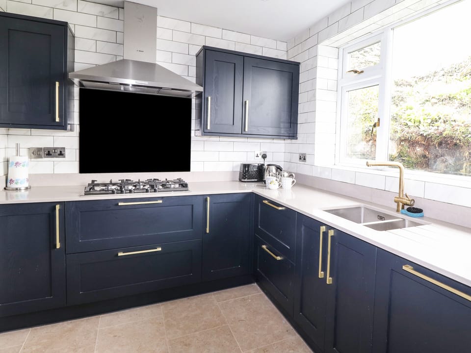 Cottage | Private kitchen | Fridge, dishwasher, electric kettle, toaster