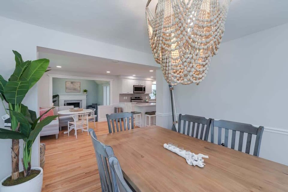 Seating for eight around the elegant dining room table, with additional seating in the adjacent breakfast nook!
