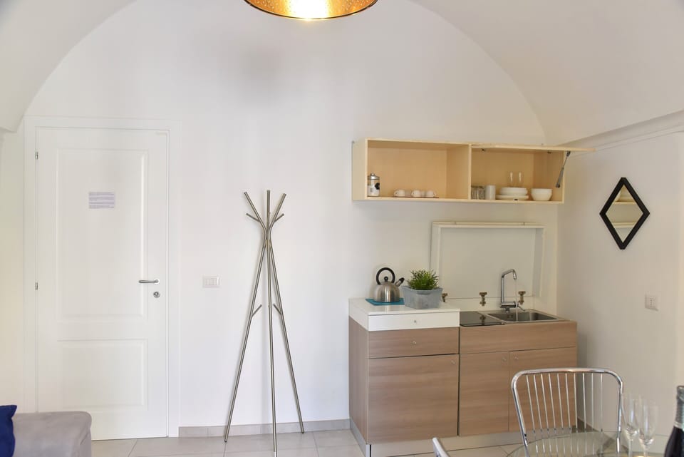 Design Suite, 1 Bedroom, City View | Private kitchen | Mini-fridge, microwave, stovetop, coffee/tea maker