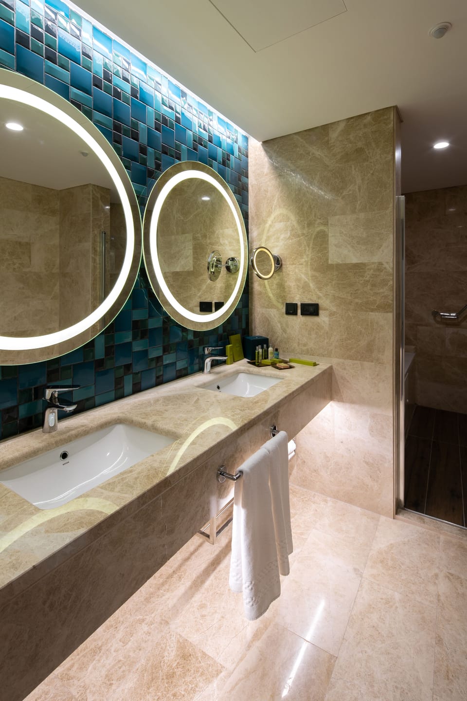 Presidental Suite King Mountain | Bathroom | Hair dryer, slippers, towels, soap