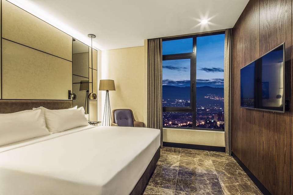 Deluxe Suite King Mountain View | Premium bedding, minibar, in-room safe, laptop workspace