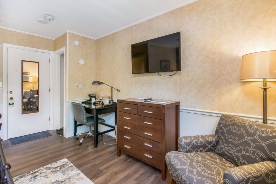 One Queen Room | Pillowtop beds, iron/ironing board, free WiFi, bed sheets