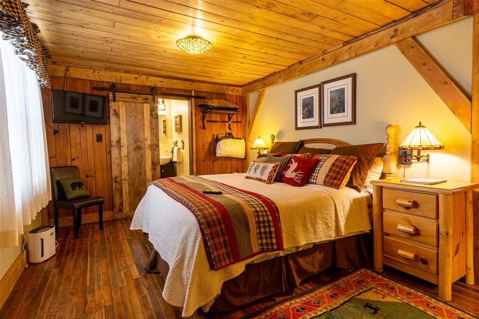 King Suite | Premium bedding, individually decorated, individually furnished, desk