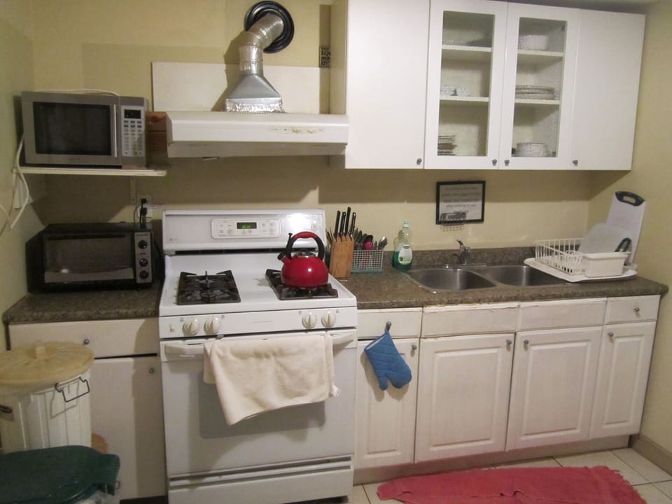 Stovetop, coffee/tea maker, cookware/dishes/utensils