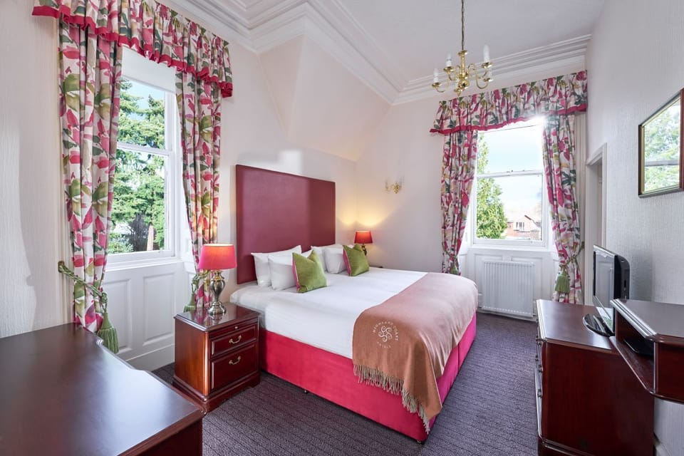 Standard Double Room | In-room safe, desk, iron/ironing board, free WiFi