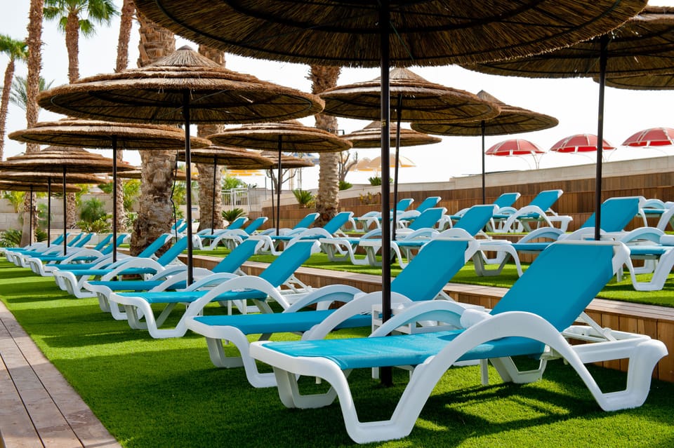 Outdoor pool, pool umbrellas, sun loungers