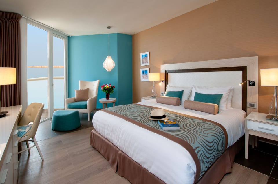Executive Room | Hypo-allergenic bedding, minibar, in-room safe, desk
