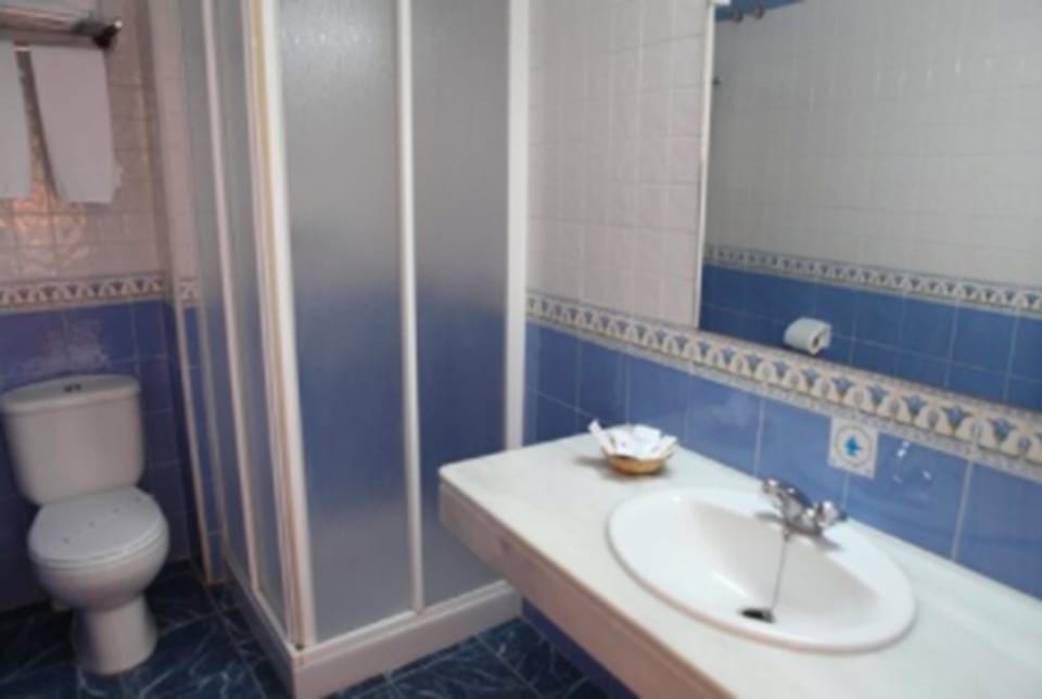 Triple Room | Desk, blackout drapes, free WiFi, bed sheets