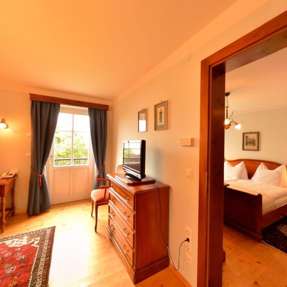 Premium bedding, pillowtop beds, in-room safe, individually decorated