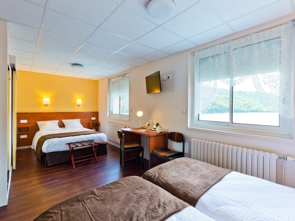 Family Room | In-room safe, desk, soundproofing, free cribs/infant beds