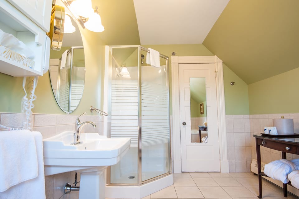 Junior Suite (Inn) | Bathroom | Combined shower/tub, free toiletries, hair dryer, bathrobes