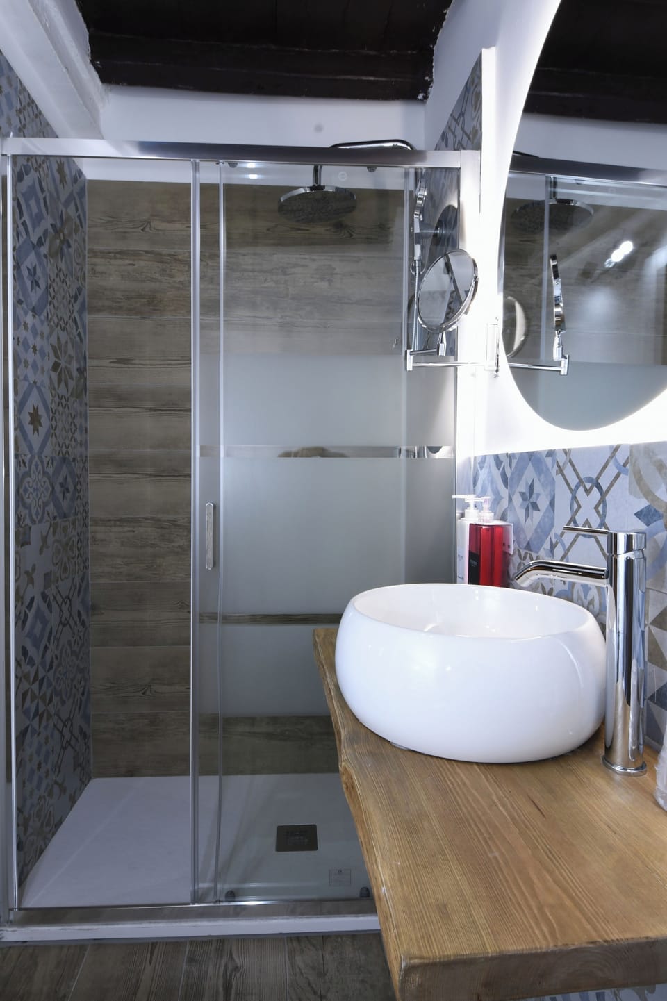 Classic Double Room | Bathroom | Shower, free toiletries, hair dryer