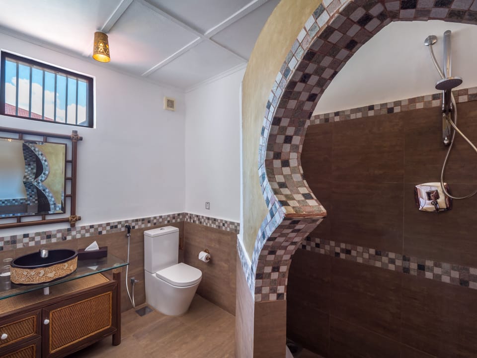 Shower, rainfall showerhead, free toiletries, hair dryer