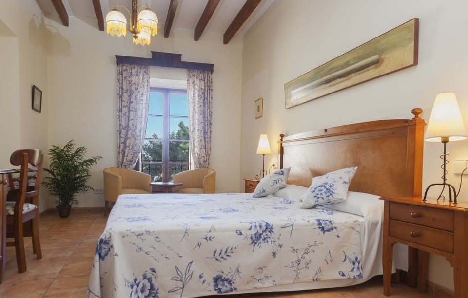 Deluxe Double Room | In-room safe, desk, soundproofing, free WiFi