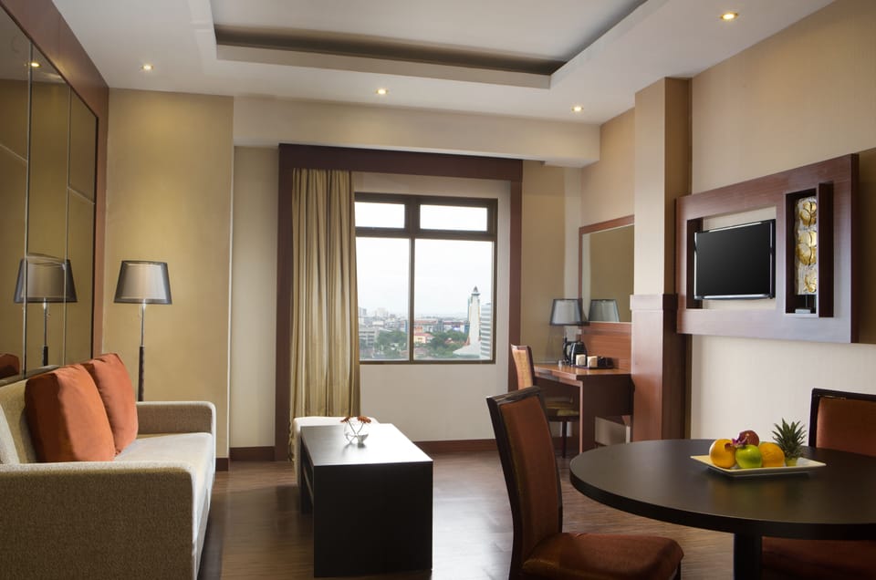 Suite, 1 Double Bed, Non Smoking, Refrigerator & Microwave (Living Room) | Private kitchen | Coffee/tea maker, electric kettle