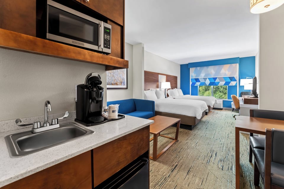 Suite, Non Smoking | In-room safe, desk, iron/ironing board, rollaway beds