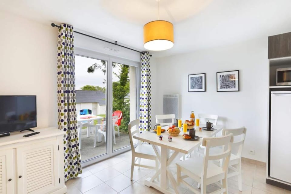 32-inch TV with digital channels, table tennis