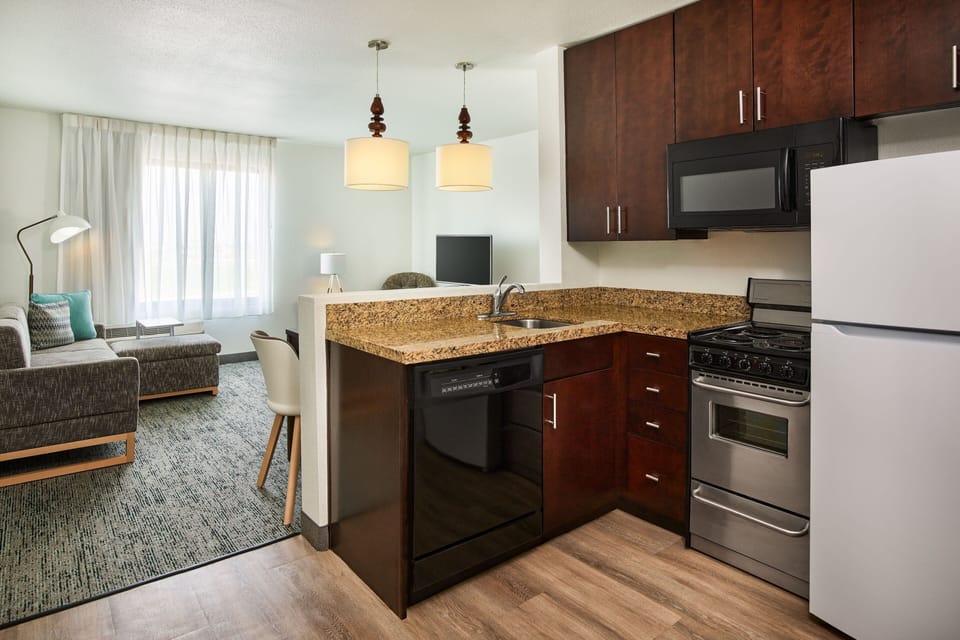 Coffee/tea maker, fridge, microwave, stovetop