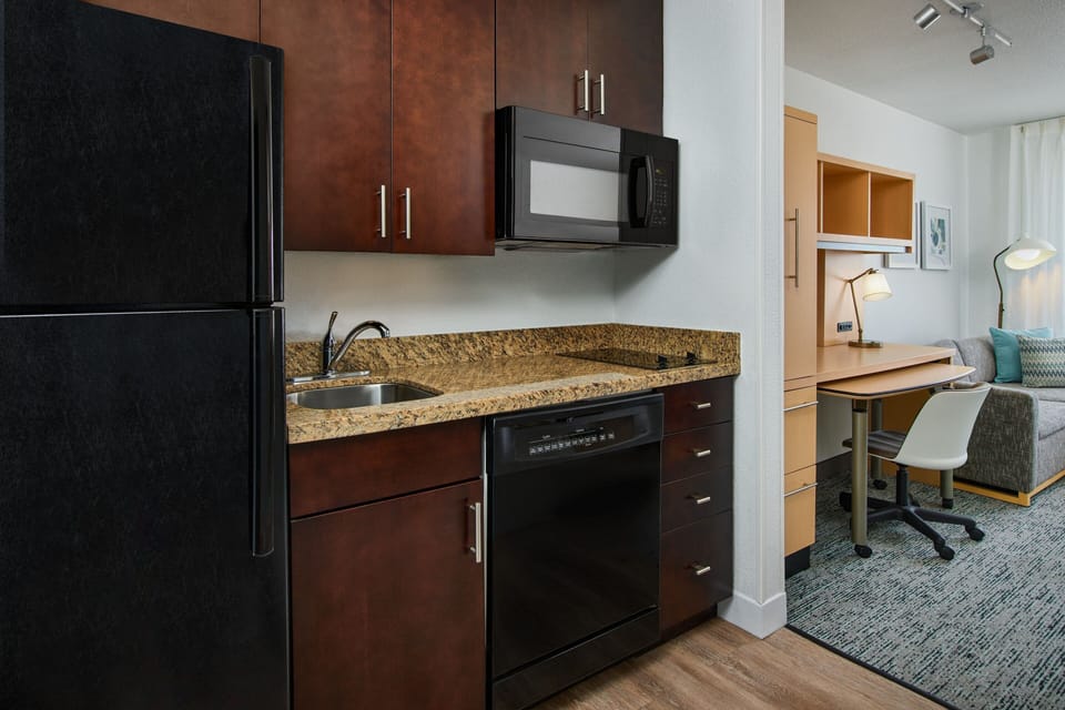 Coffee/tea maker, fridge, microwave, stovetop