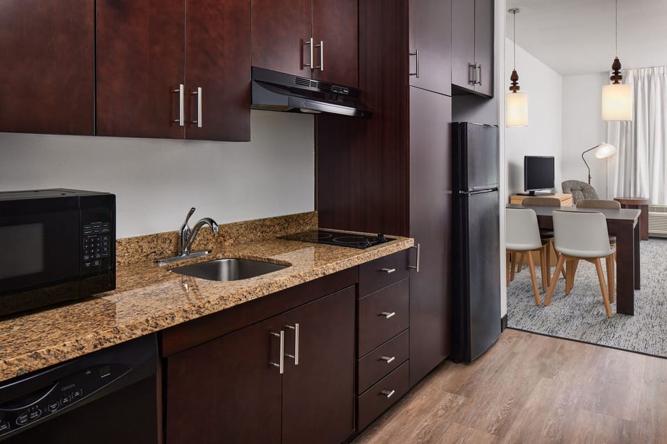 Coffee/tea maker, fridge, microwave, stovetop