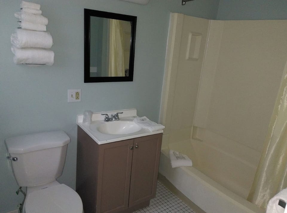 Combined shower/tub, hair dryer, towels