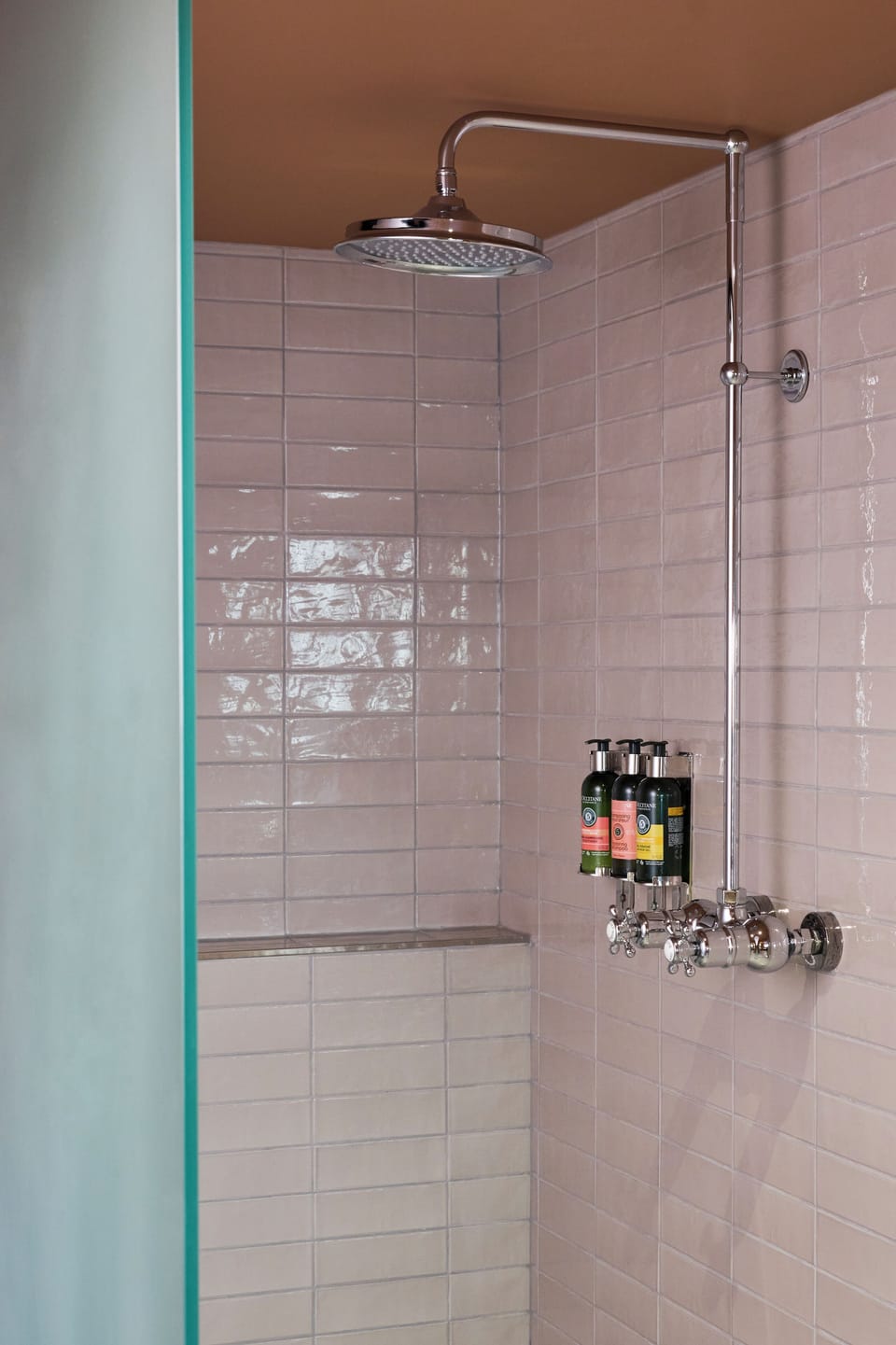 Junior Suite | Bathroom | Separate tub and shower, free toiletries, hair dryer, towels