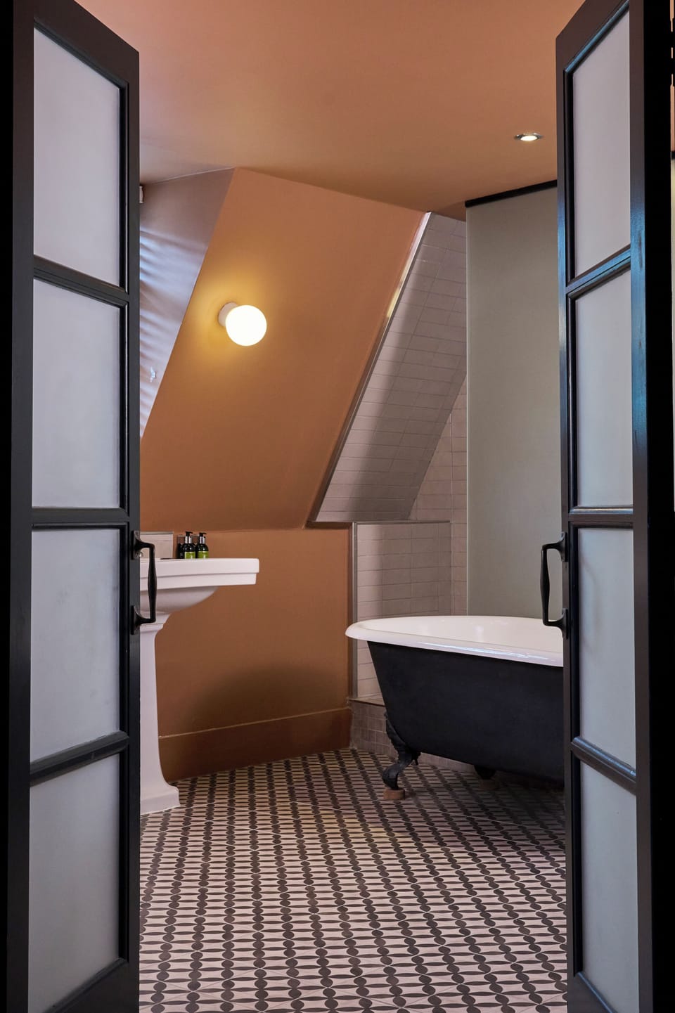 Signature Suite | Bathroom | Separate tub and shower, free toiletries, hair dryer, towels
