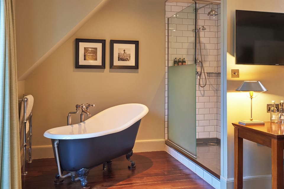 Junior Suite | Bathroom | Free toiletries, hair dryer, towels, soap