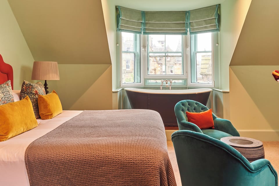 Junior Suite | Desk, blackout drapes, soundproofing, iron/ironing board